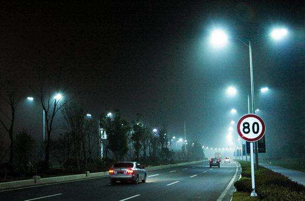 东莞向日葵视频下载黄照明LED路灯在雨雾季节增强道路安全的优势